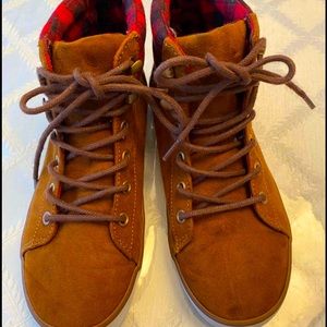 Gap Kids Boys Size 2 Suede Boots with laces